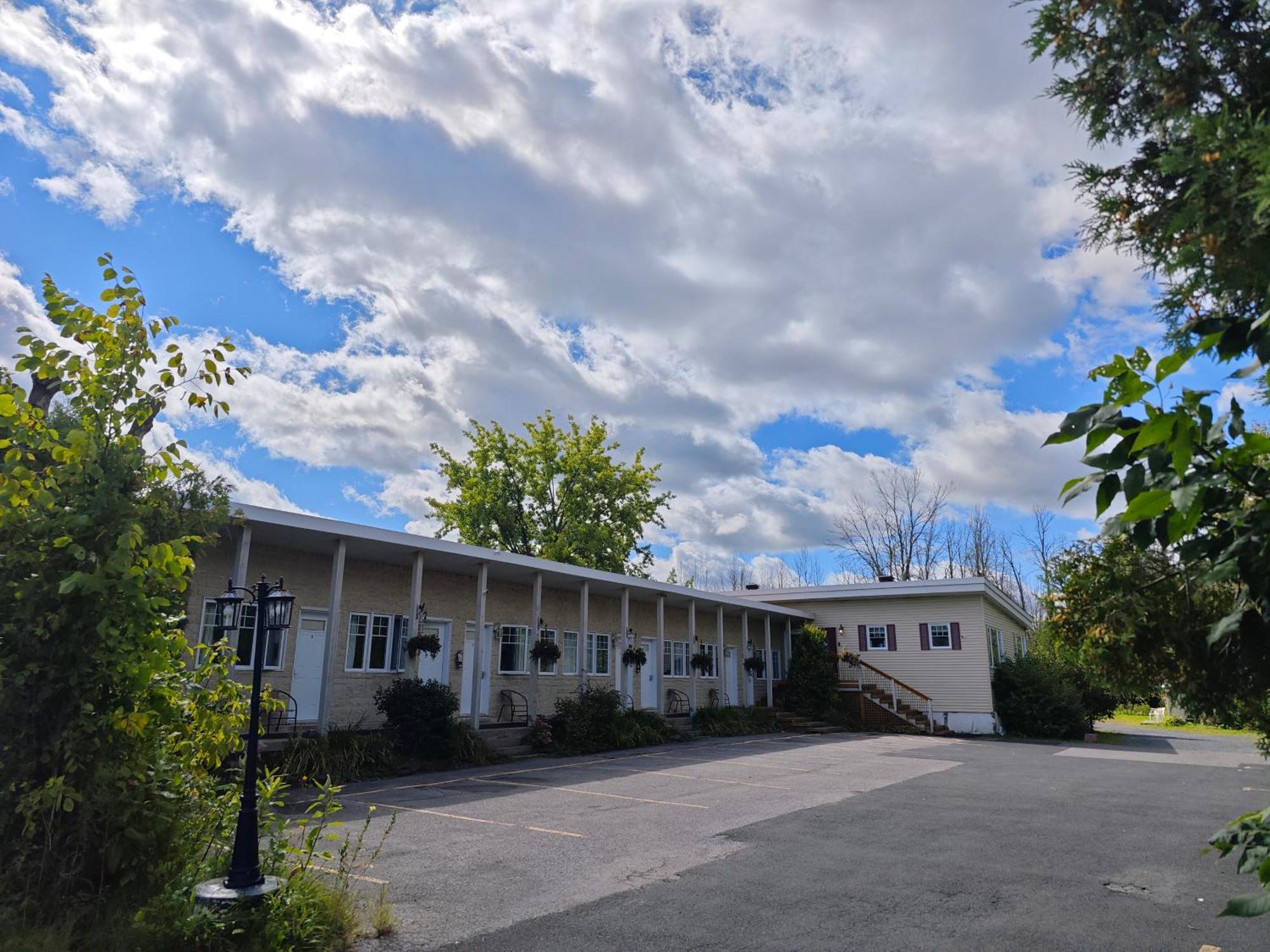 Hotel Objectif Sante Longueuil Exteriér fotografie